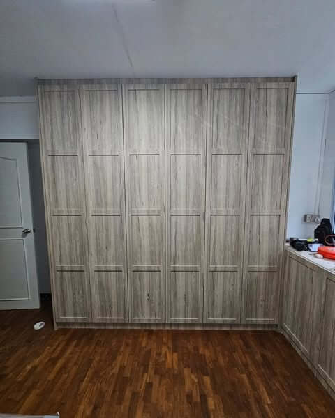 Wood-Grain Wardrobe — Delicate Texture in Simplicity